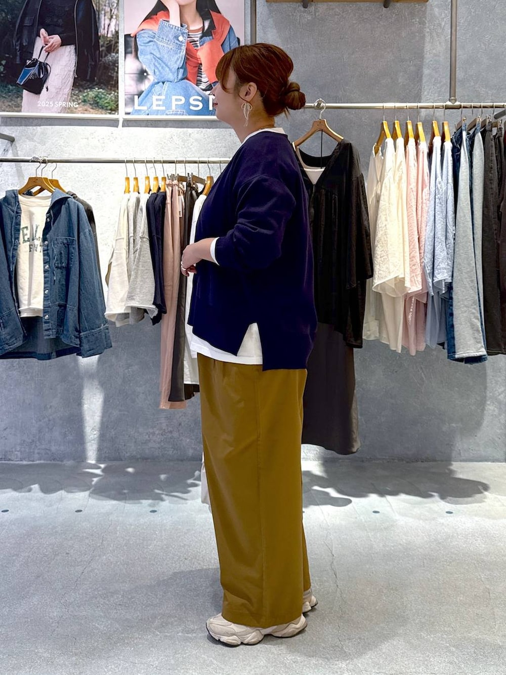 ホワイト系のショルダーバッグ、ホワイト系のTシャツ/カットソー、ブラウン系のその他パンツを着用したレディースの春コーディネートの4枚目の写真