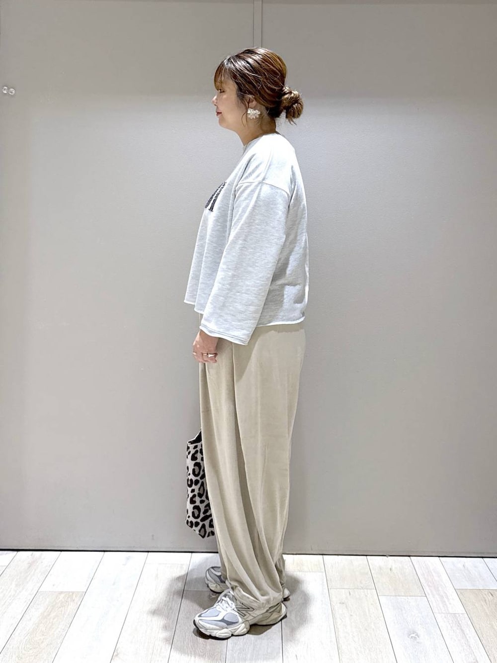 ベージュ系のその他パンツ、その他のトートバッグ、グレー系のスウェットを着用したレディースの秋コーディネートの4枚目の写真