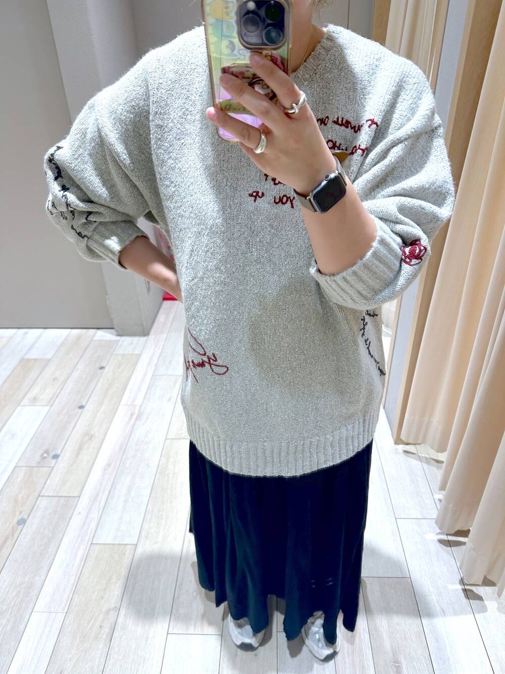 ブラック系のその他パンツ、ホワイト系のニット/セーターを着用したレディースの秋コーディネートの2枚目の写真