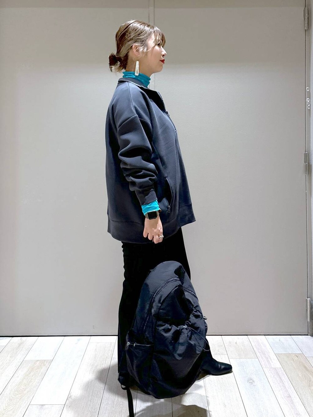 グレー系のTシャツ/カットソー、ブラック系のその他パンツ、ブラック系のブーツを着用したレディースの秋コーディネートの2枚目の写真