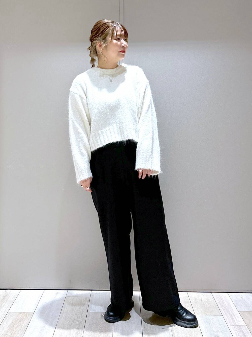 グレー系のポンチョ、ブラック系のその他パンツ、ブラック系のブーツを着用したレディースの冬コーディネートの7枚目の写真