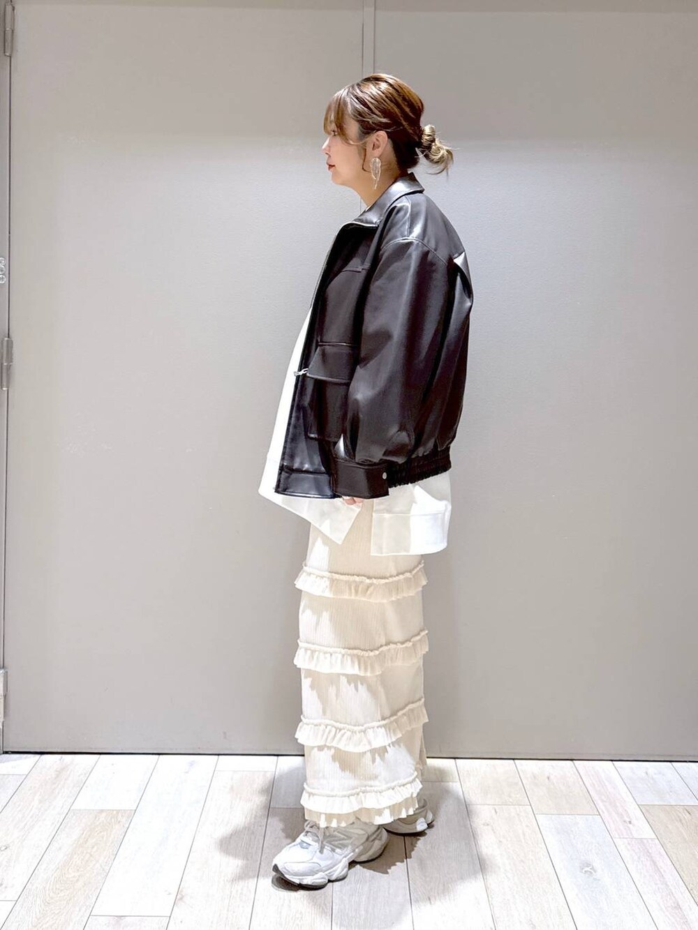 ブラウン系のブルゾン、レッド系のショルダーバッグ、グレー系のマタニティウェア/グッズを着用したレディースの冬コーディネートの4枚目の写真