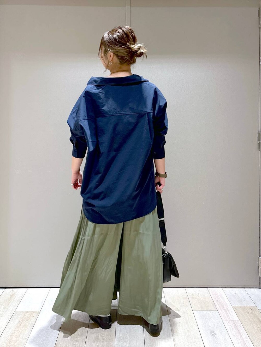 ブラック系のショルダーバッグ、グリーン系のその他パンツ、ブラック系のパンプスを着用したレディースの春コーディネートの3枚目の写真