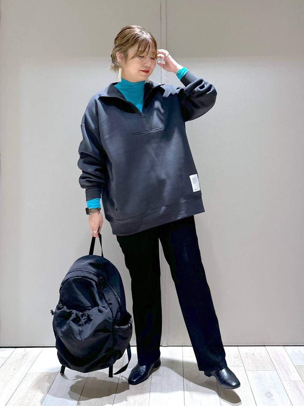 グレー系のTシャツ/カットソー、ブラック系のその他パンツ、ブラック系のブーツを着用したレディースの秋コーディネートの3枚目の写真