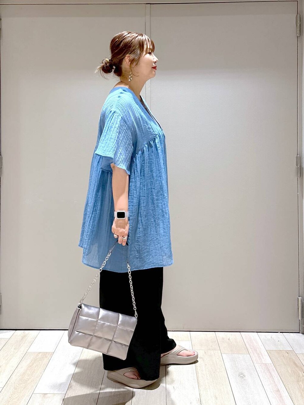 その他のショルダーバッグ、ブラック系のその他パンツ、ベージュ系のサンダルを着用したレディースの夏コーディネートの2枚目の写真