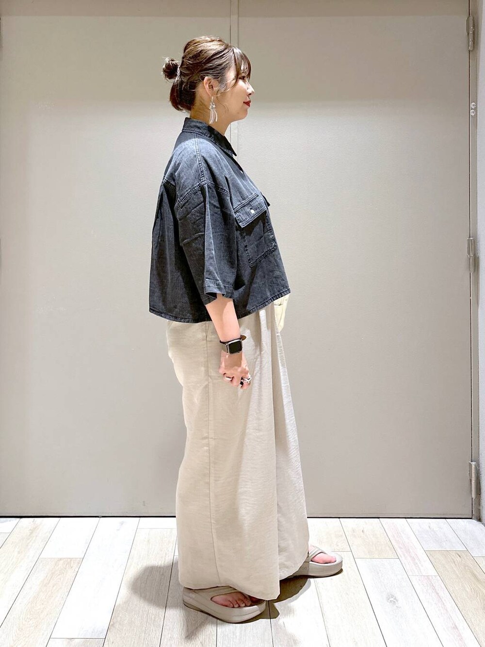 ホワイト系のショルダーバッグ、ベージュ系のその他パンツ、ブラック系のシャツ/ブラウスを着用したレディースの春コーディネートの2枚目の写真