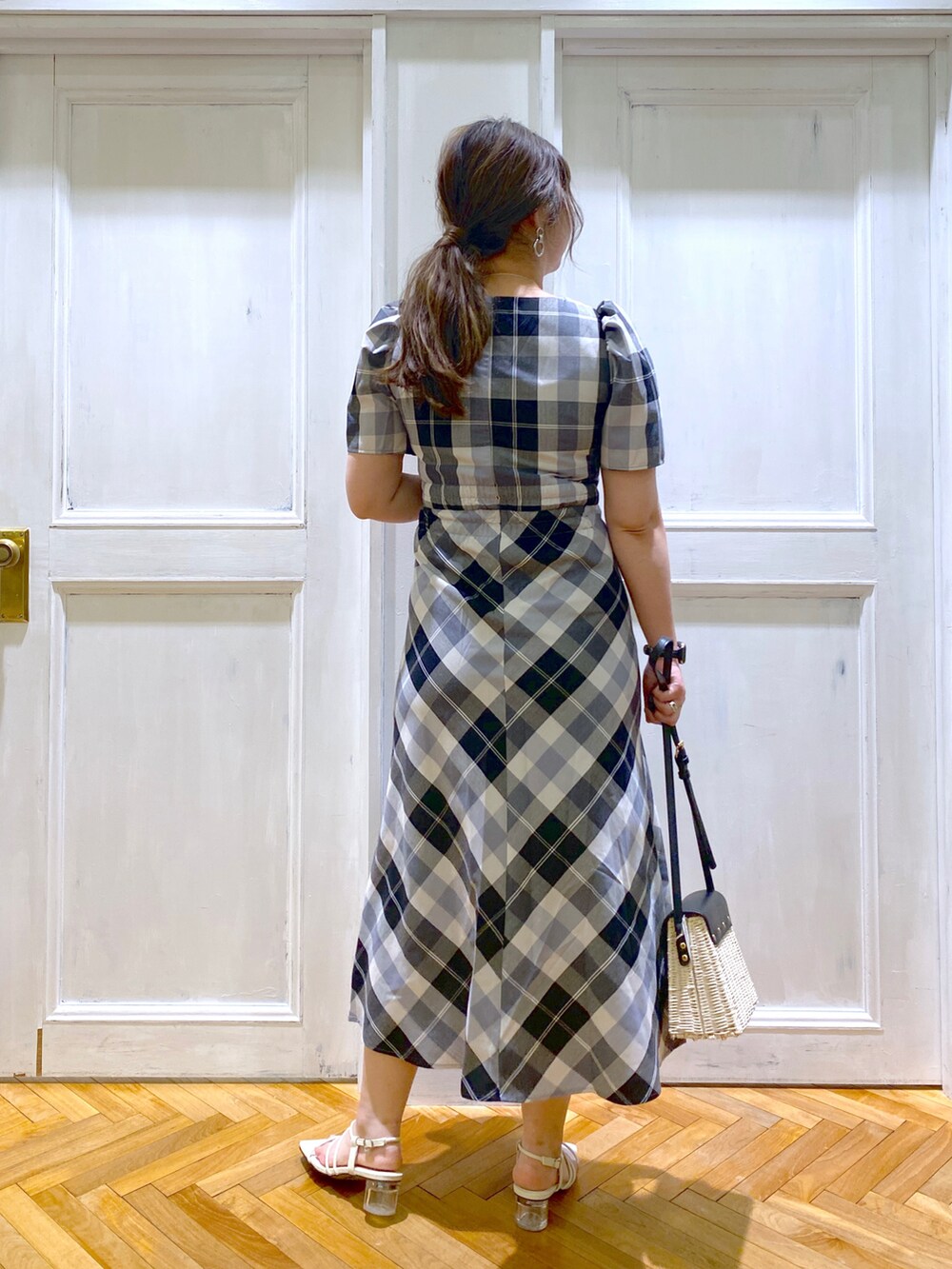 「ロングワンピース、チェック、春夏コーデ、休日スタイル、サンダル、スクエアバッグ、かごバッグ、袖ボリューム、きれいめコーディネート、andemiu」｜「Andemiuのナロークリアサンダル276770（サンダル、ホワイト系）」を使った、たかみなさん（レディース・166cm）の春コーディネートの3枚目の写真