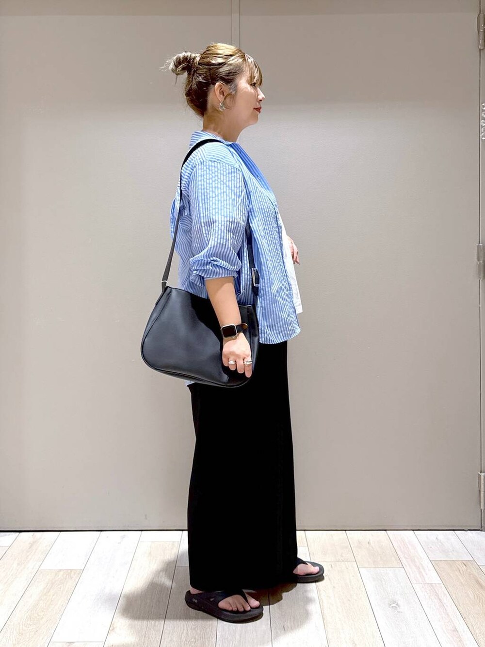 ブラック系のその他パンツ、ブラック系のショルダーバッグ、ブラック系のサンダルを着用したレディースの夏コーディネートの2枚目の写真