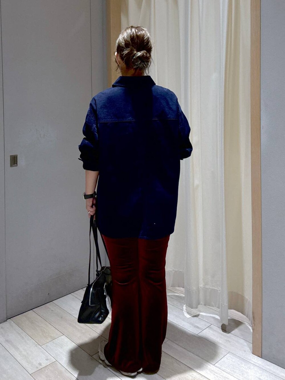 レッド系のその他パンツ、ブルー系のシャツ/ブラウス、ブラック系のボストンバッグを着用したレディースの秋コーディネートの3枚目の写真