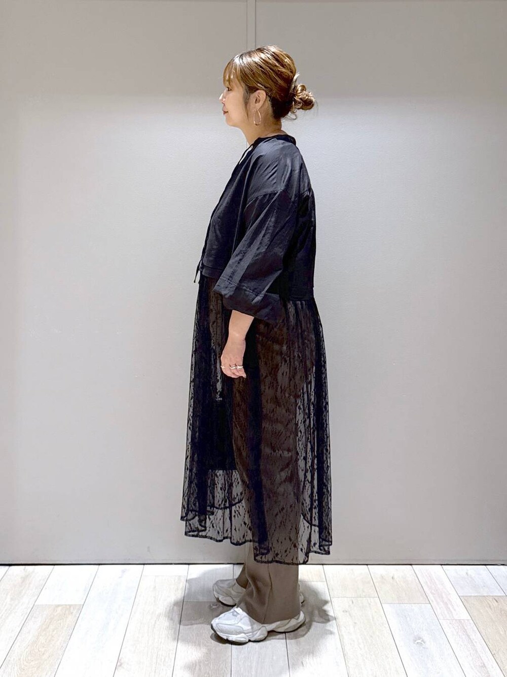 ブラック系のボストンバッグ、ブラック系のマタニティウェア/グッズを着用したレディースの秋コーディネートの4枚目の写真