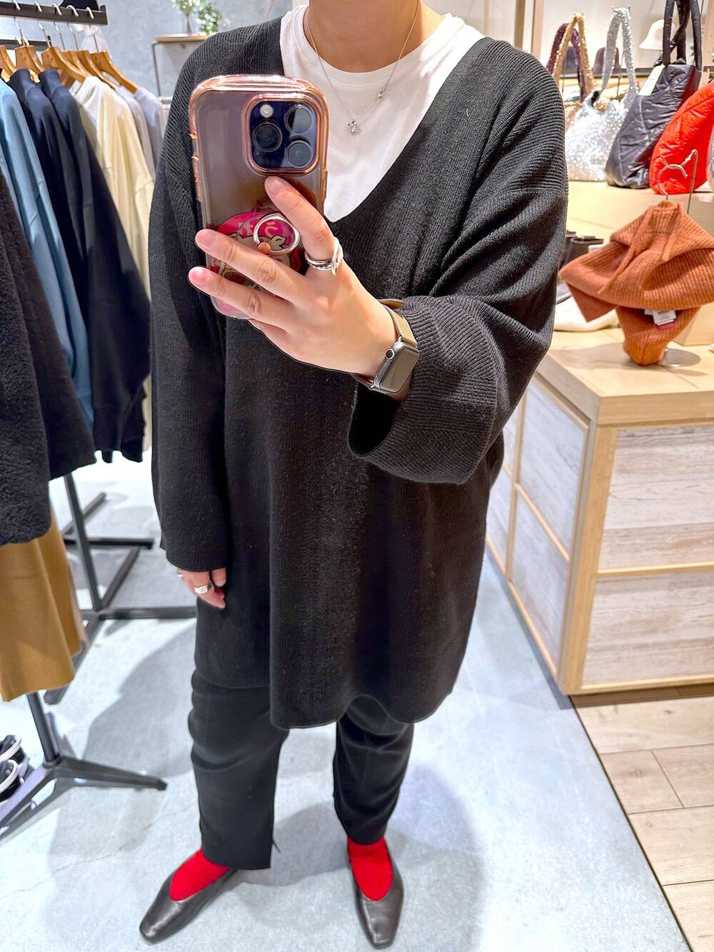 ブラック系のその他パンツ、ホワイト系のTシャツ/カットソー、ブラック系のパンプスを着用したレディースの秋コーディネートの3枚目の写真