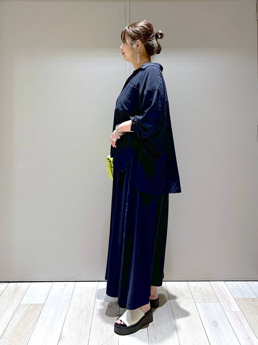 グリーン系のショルダーバッグ、ブルー系のその他パンツ、ブルー系のシャツ/ブラウスを着用したレディースの春コーディネートの4枚目の写真