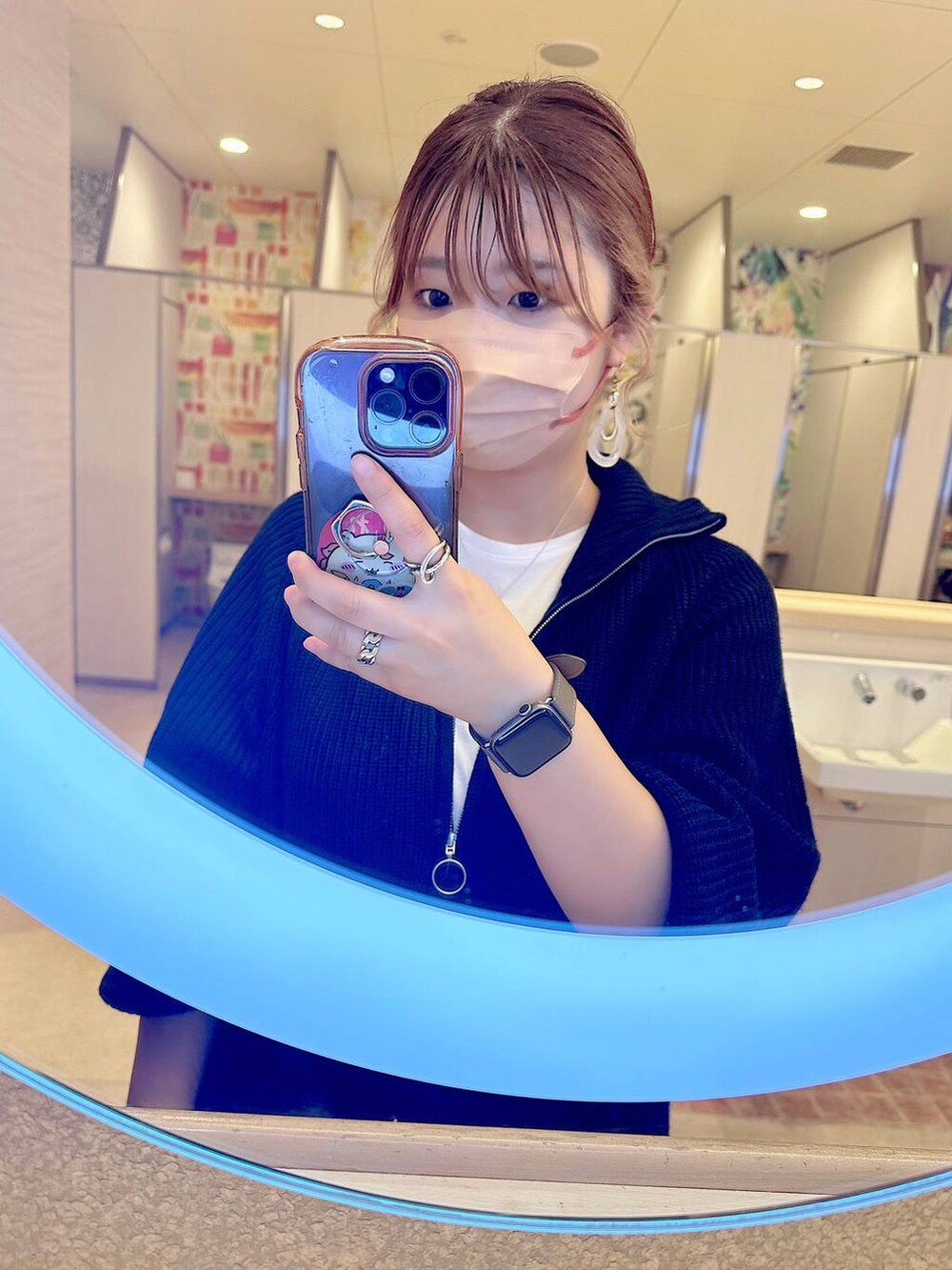 ホワイト系のTシャツ/カットソー、ブルー系のデニムパンツ、ブラック系のニット/セーターを着用したレディースの秋コーディネートの2枚目の写真