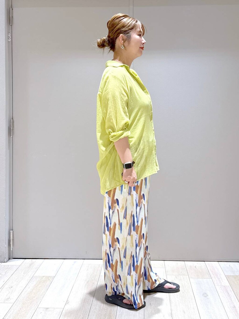 イエロー系のシャツ/ブラウス、その他のその他パンツ、ブラック系のショルダーバッグを着用したレディースの夏コーディネートの2枚目の写真