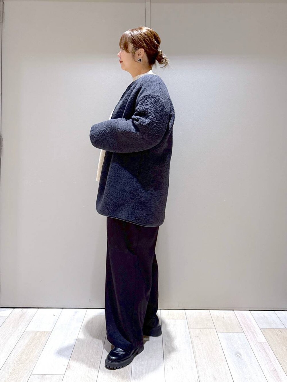 シルバー系のトートバッグ、グレー系のその他アウター、ブラック系のその他パンツを着用したレディースの冬コーディネートの4枚目の写真