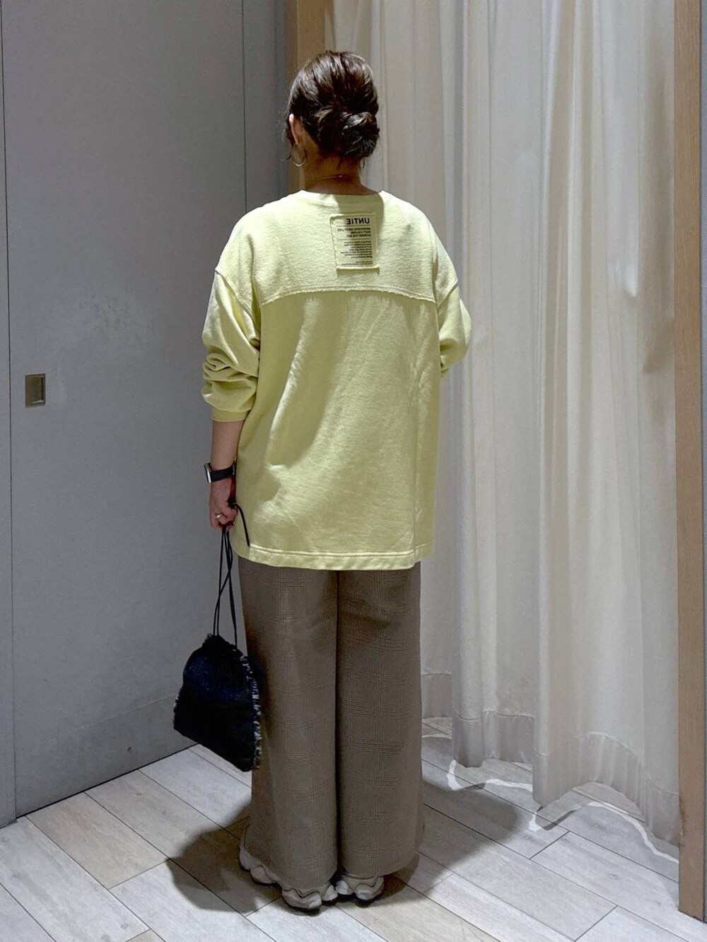 ブラウン系のその他パンツ、ブラック系のショルダーバッグを着用したレディースの秋コーディネートの3枚目の写真