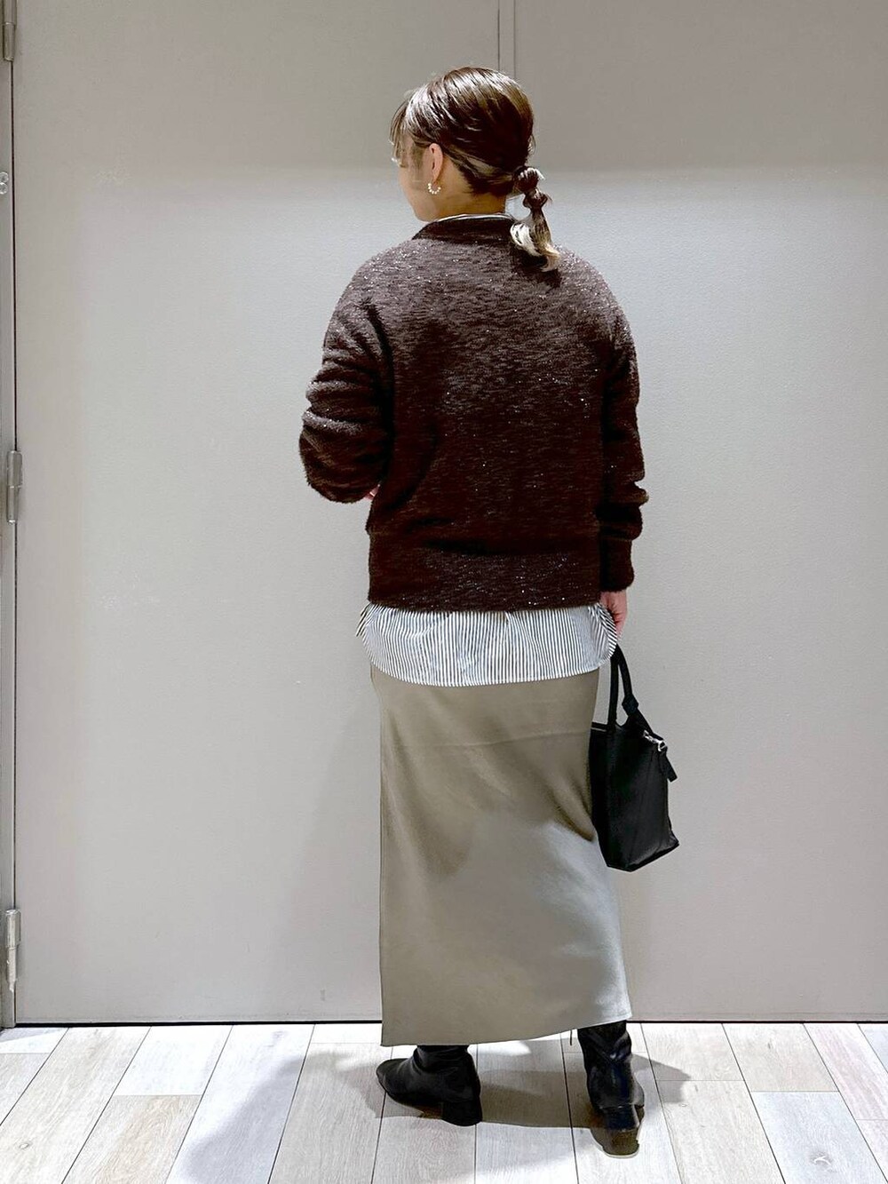 ブラック系のシャツ/ブラウス、ブラック系のショルダーバッグ、ブラック系のブーツを着用したレディースの秋コーディネートの3枚目の写真