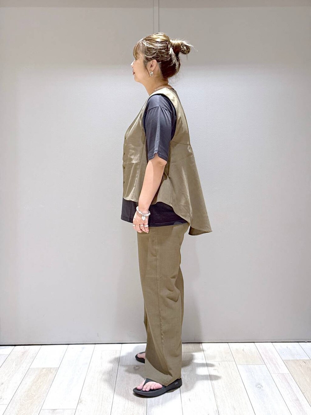 ブラック系のショルダーバッグ、ブラウン系のその他パンツ、グレー系のTシャツ/カットソーを着用したレディースの夏コーディネートの4枚目の写真