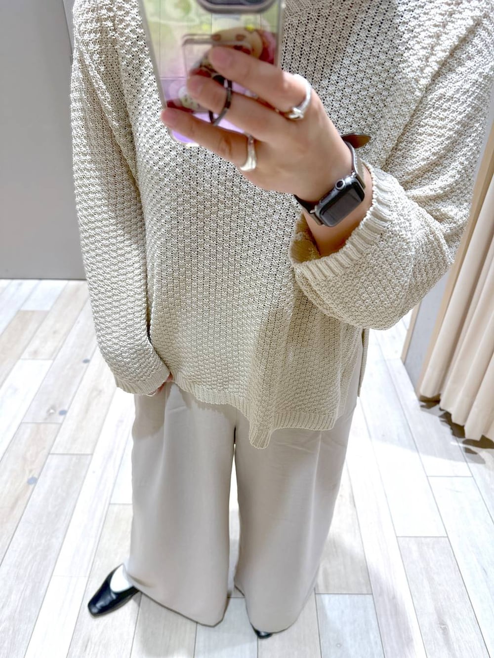 ベージュ系のその他パンツ、ブラック系のパンプス、ホワイト系のニット/セーターを着用したレディースの春コーディネートの3枚目の写真