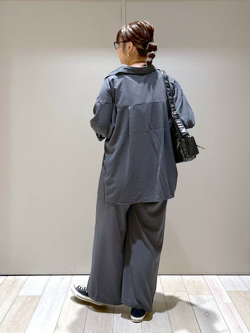 ブラック系のショルダーバッグ、グレー系のシャツ/ブラウス、グレー系のその他パンツを着用したレディースの夏コーディネートの3枚目の写真