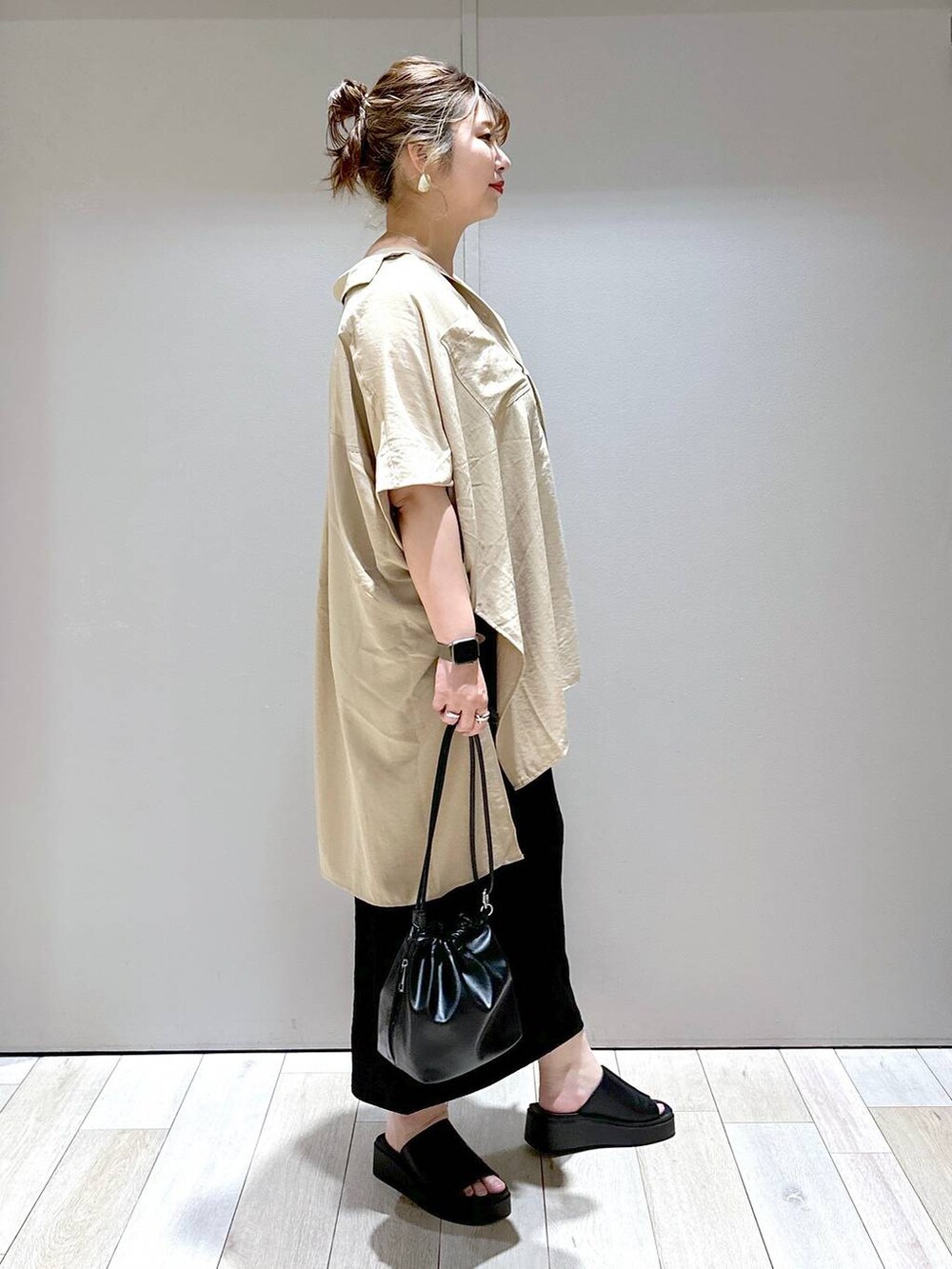 「バッグ、LEPSIM、体型カバー、着痩せ・細見え、高身長、休日コーデ、楽ちんコーデ、きれいめカジュアル_LEPSIM、ベーシック/シンプル、きれいめ、旅行」｜「LEPSIMのフェイクレザーミニ巾着　105144（ショルダーバッグ、ブラック系）」を使った、たかみなさん（レディース・166cm）の春コーディネートの2枚目の写真