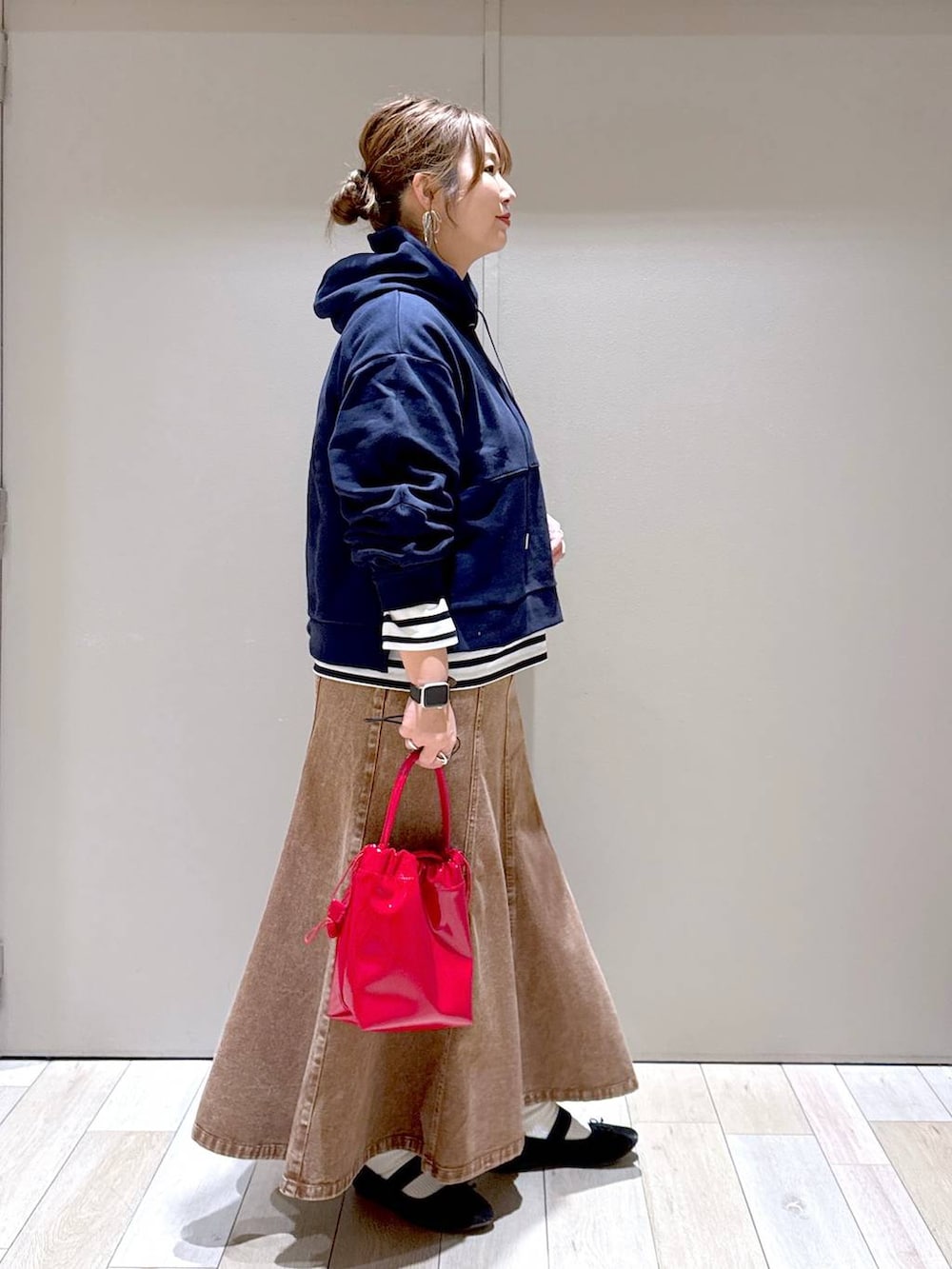 ブラック系のパンプス、ブルー系のTシャツ/カットソー、ブルー系のパーカーを着用したレディースの冬コーディネートの2枚目の写真