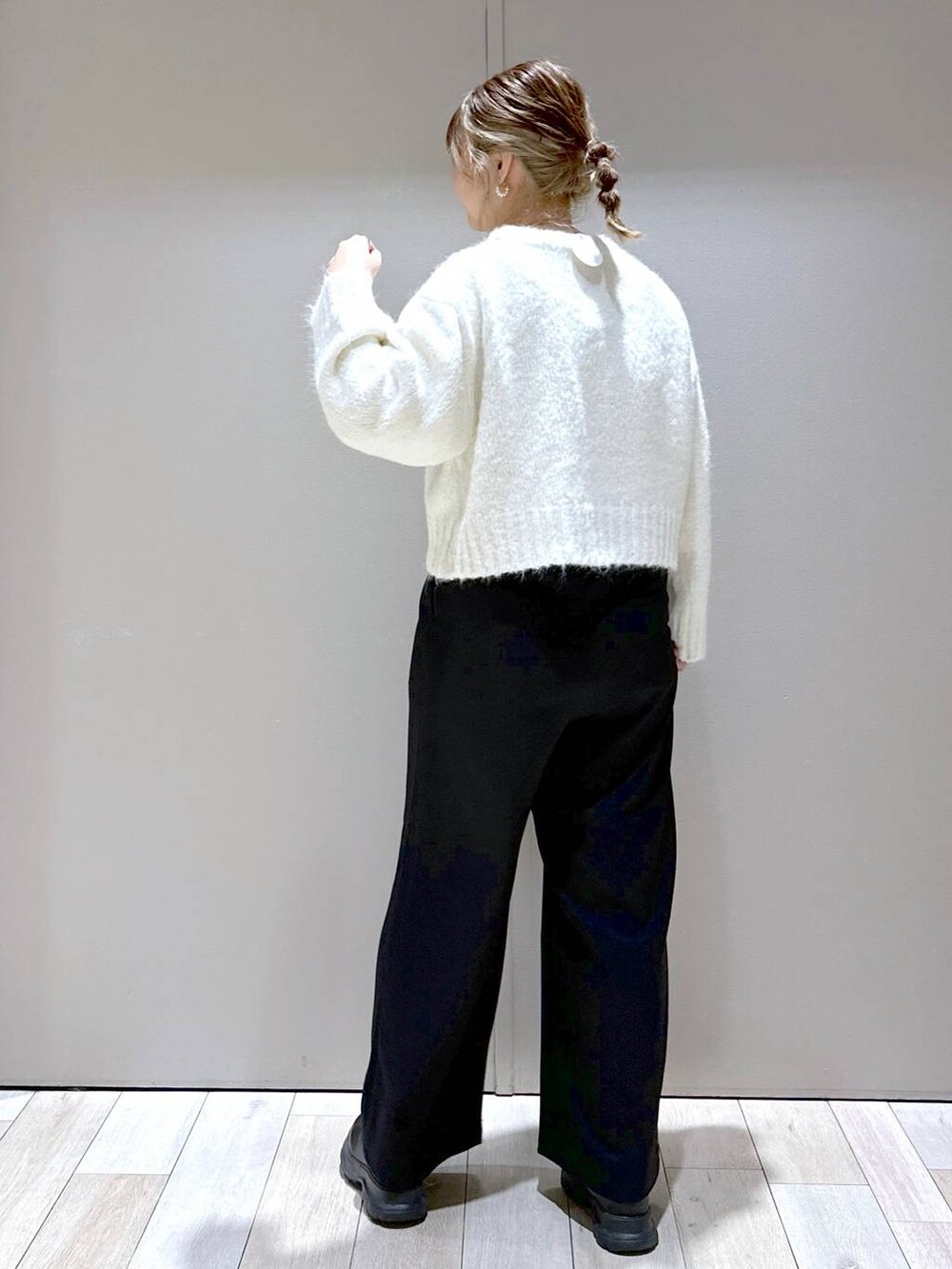 グレー系のポンチョ、ブラック系のその他パンツ、ブラック系のブーツを着用したレディースの冬コーディネートの6枚目の写真