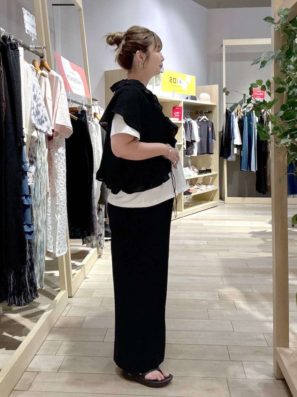 ブラック系のその他パンツ、ホワイト系のハンドバッグ、ブラック系のシャツ/ブラウスを着用したレディースの夏コーディネートの2枚目の写真