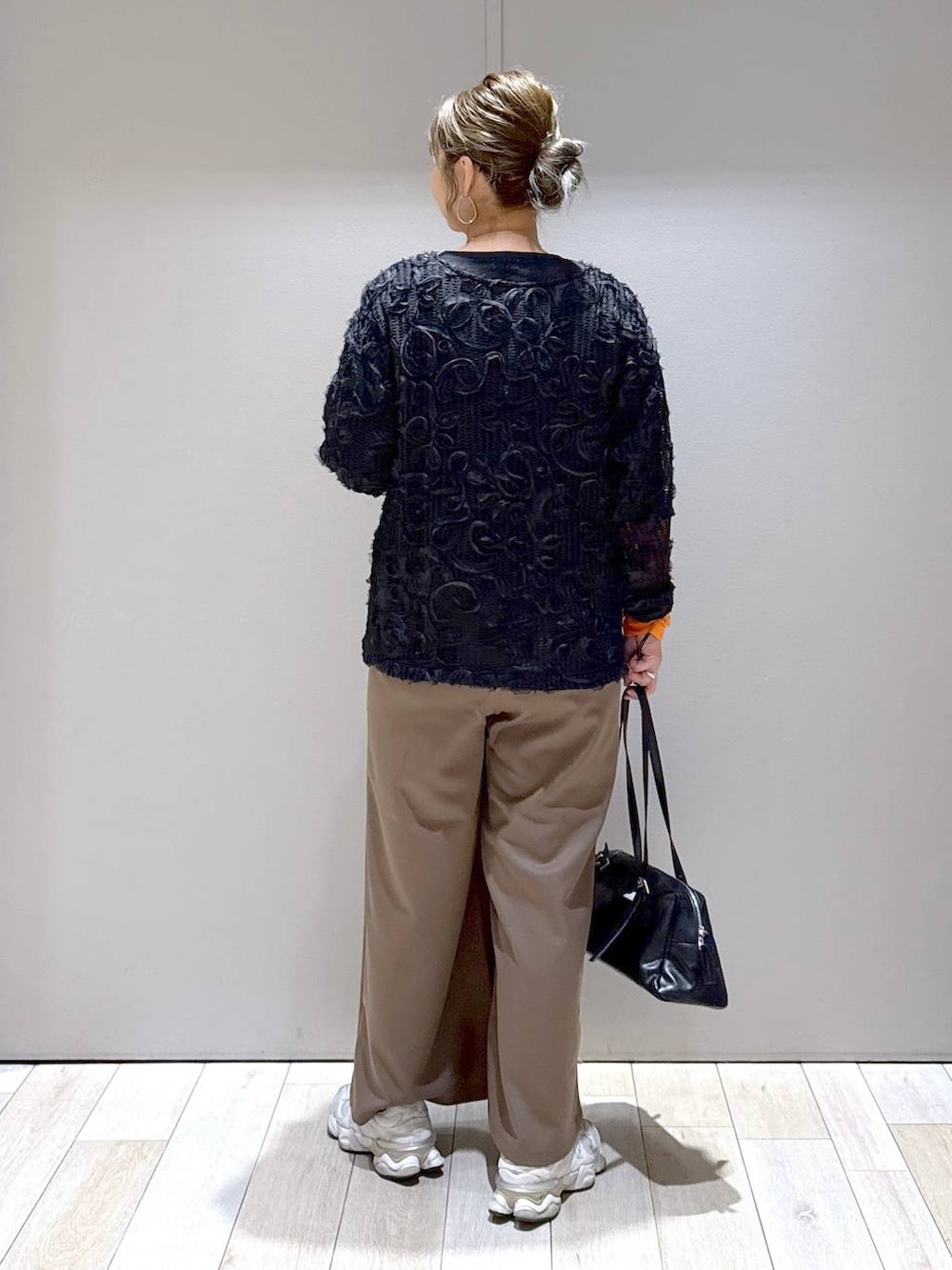 オレンジ系のTシャツ/カットソー、ブラック系のTシャツ/カットソー、ブラウン系のその他パンツを着用したレディースの秋コーディネートの3枚目の写真