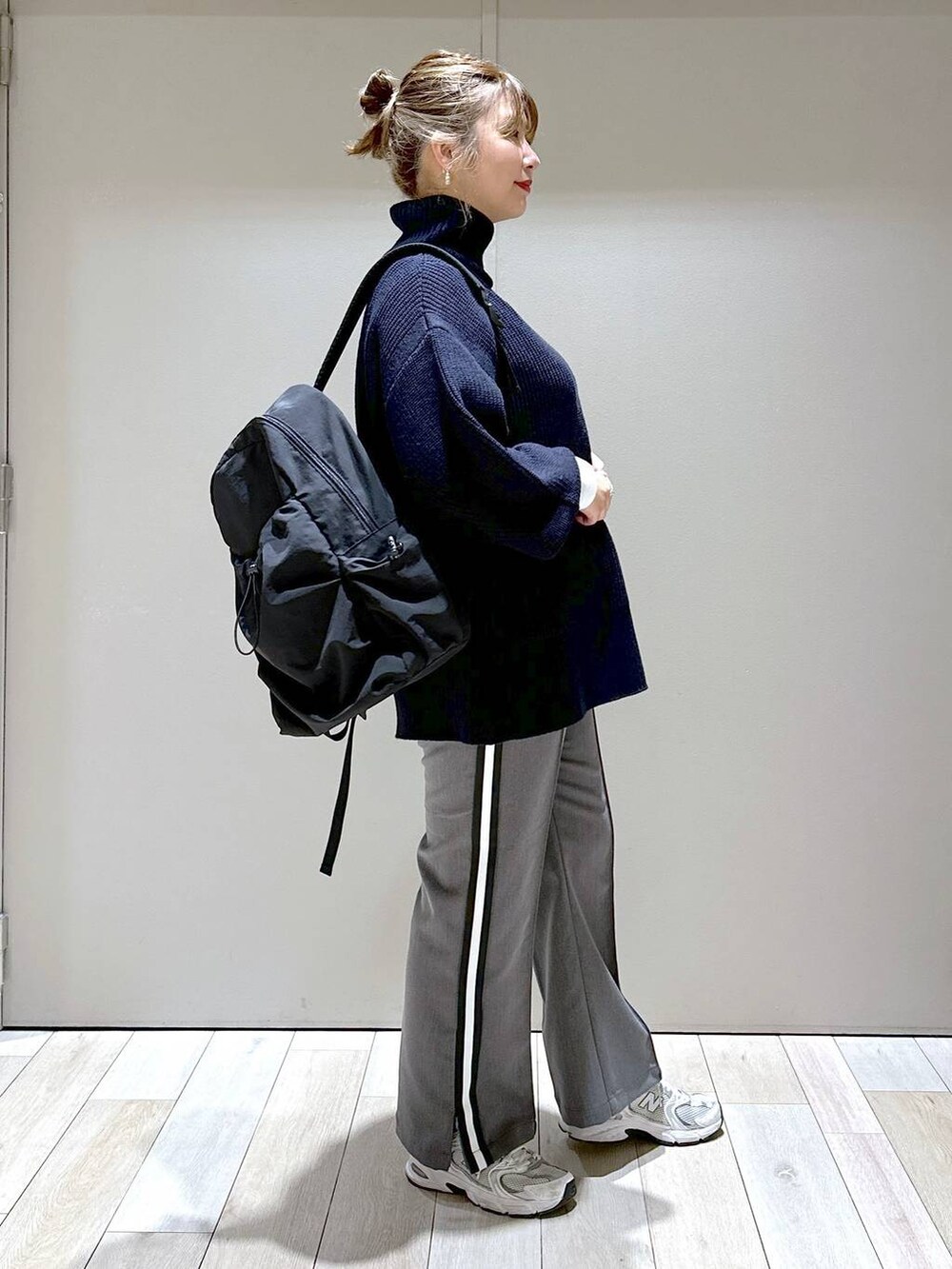 ホワイト系のTシャツ/カットソー、ブルー系のTシャツ/カットソー、グレー系のその他パンツを着用したレディースの秋コーディネートの2枚目の写真