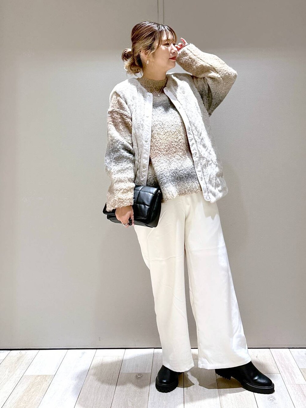 ホワイト系のモッズコート、ブラック系のブーツ、ブラック系のショルダーバッグを着用したレディースの秋コーディネートの4枚目の写真