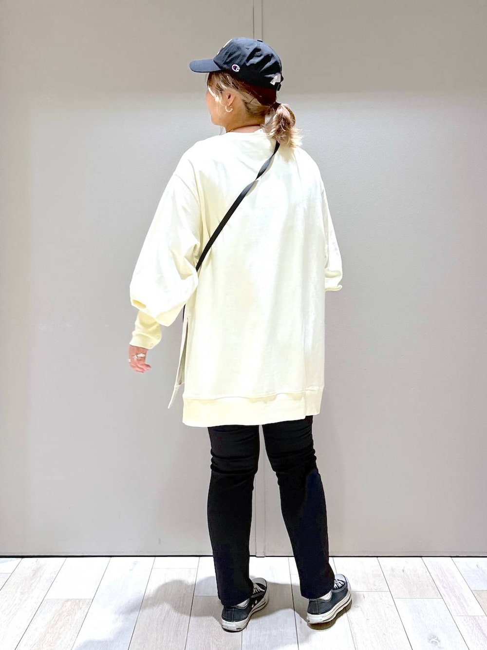 ブラック系のその他パンツ、ピンク系のショルダーバッグ、グリーン系のチュニックを着用したレディースの秋コーディネートの3枚目の写真