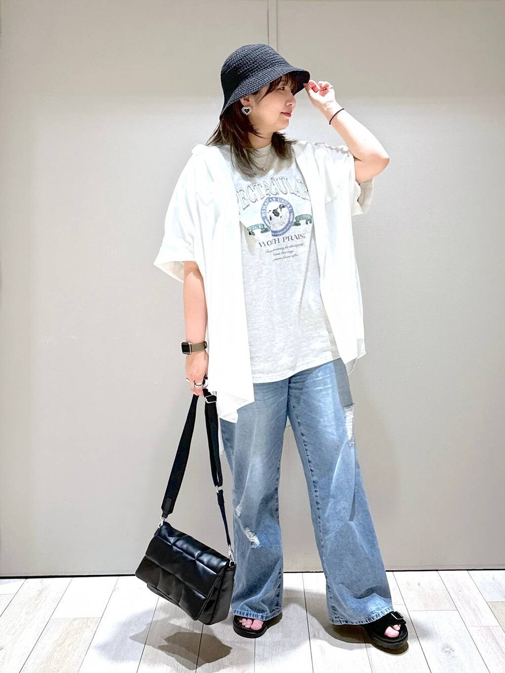 「体型カバー、着痩せ・細見え、高身長、休日コーデ、楽ちんコーデ、きれいめカジュアル_LEPSIM、ベーシック/シンプル、きれいめ、旅行、バッグ、LEPSIM」｜「LEPSIMのパデット2WAYショルダー　103831（ショルダーバッグ、ブラック系）」を使った、たかみなさん（レディース・166cm）の春コーディネートの5枚目の写真