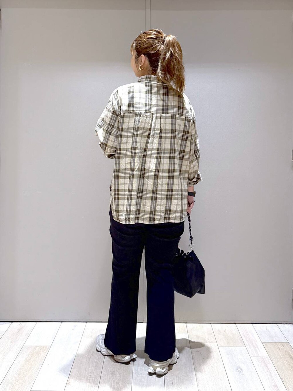 ブラック系のショルダーバッグ、イエロー系のシャツ/ブラウスを着用したレディースの秋コーディネートの3枚目の写真