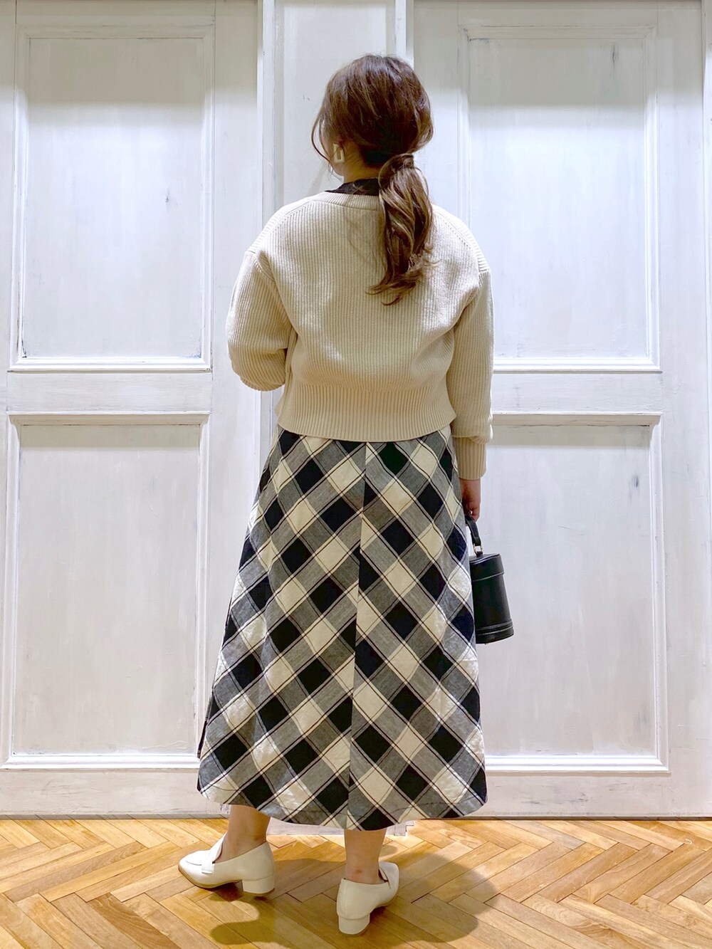 「春服みてみて、カーディガン、春コーデ、ローファー、春ニット、大人カジュアル、チェック柄、ロングワンピース、バニティバッグ、プレッピー、スクエアトゥ、andemiu、休日コーデ、新作、きれいめカジュアル」｜「Andemiuのステッチバニティバッグ274306（ショルダーバッグ、ブラック系）」を使った、たかみなさん（レディース・166cm）の春コーディネートの4枚目の写真