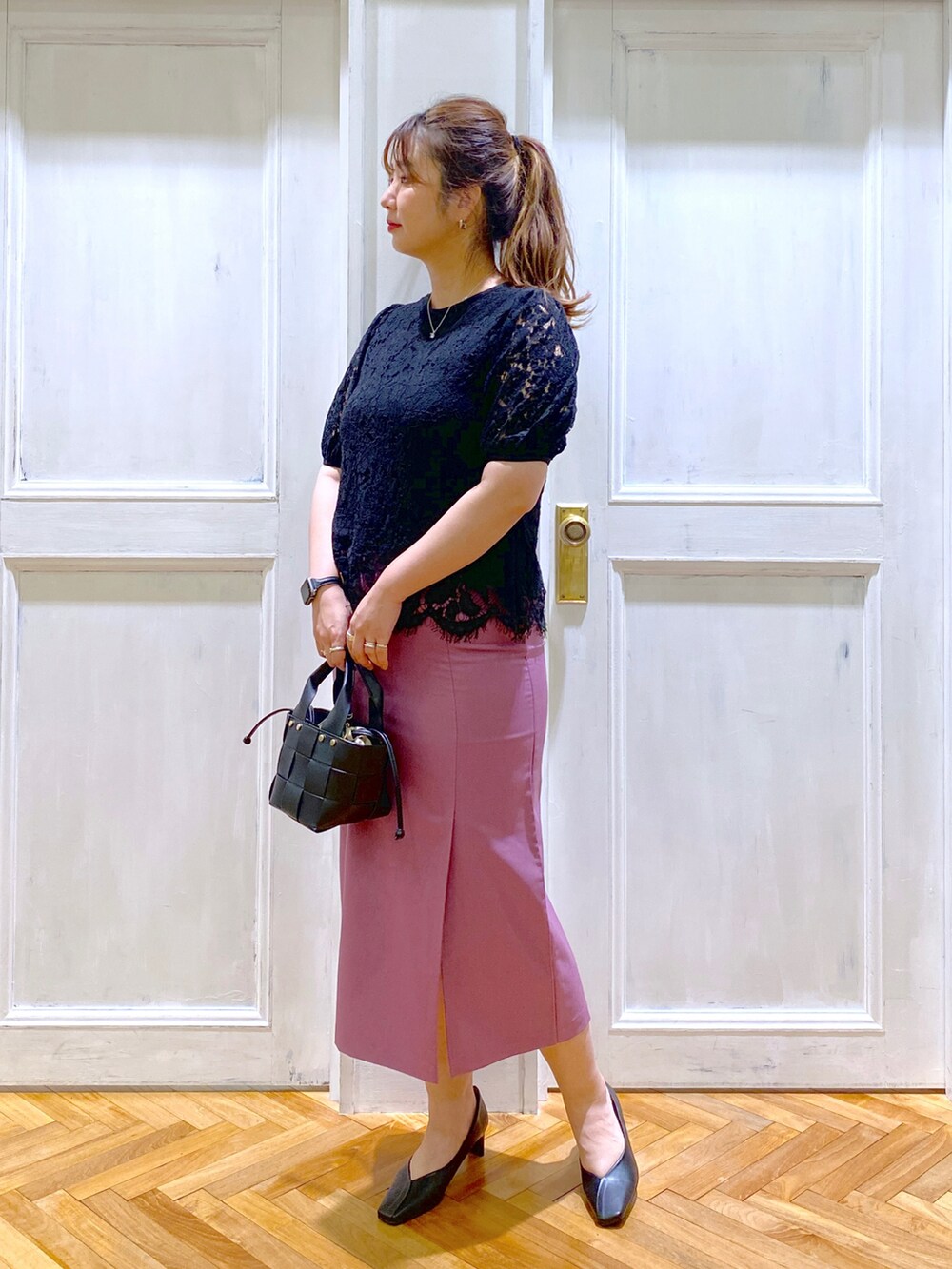 ブラック系のシャツ/ブラウス、パープル系のスカート、ブラック系のショルダーバッグを着用したレディースの夏コーディネートの2枚目の写真