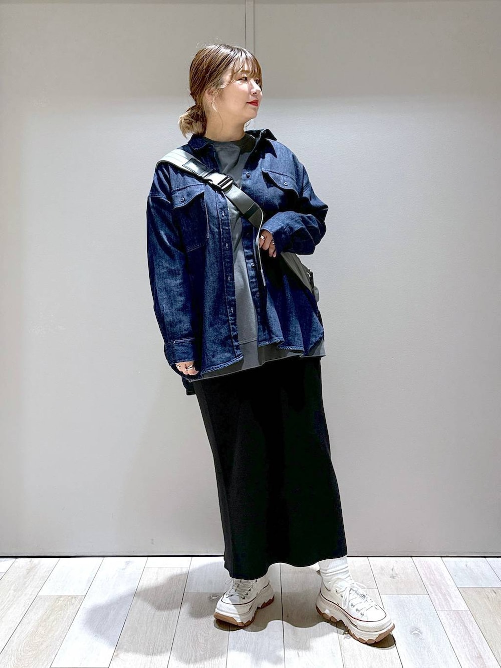 ブラック系のスカート、ベージュ系のボディバッグ/ウエストポーチ、グレー系のTシャツ/カットソーを着用したレディースの秋コーディネートの4枚目の写真