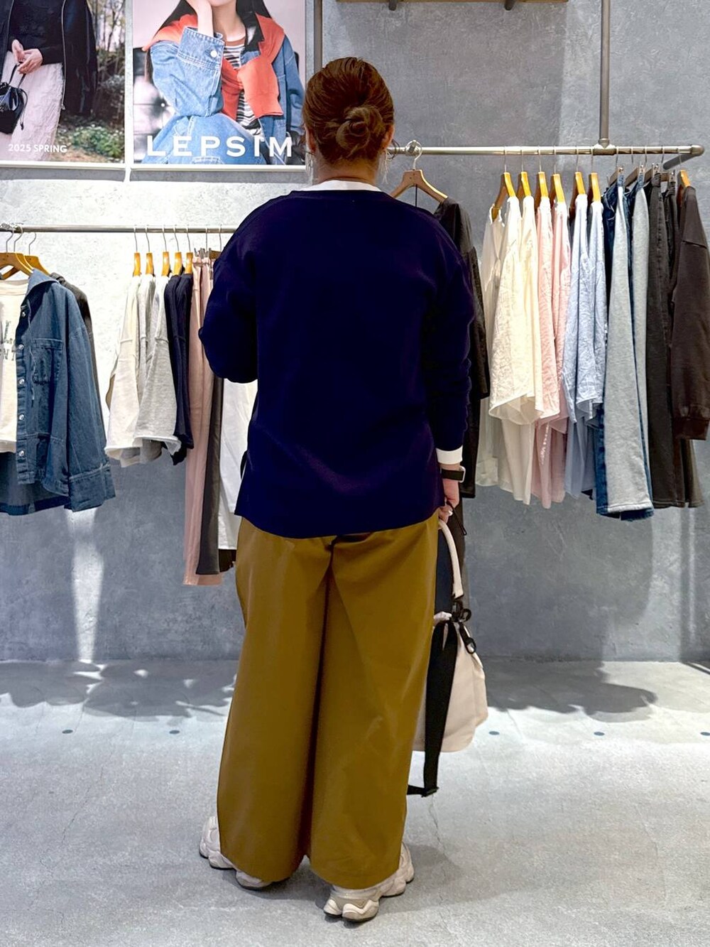 ホワイト系のショルダーバッグ、ホワイト系のTシャツ/カットソー、ブラウン系のその他パンツを着用したレディースの春コーディネートの3枚目の写真