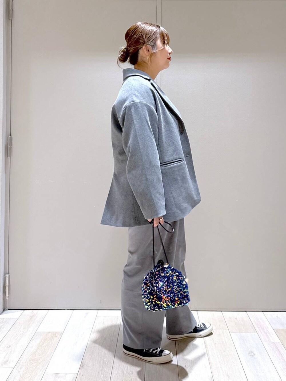 グレー系のその他アウター、ブラック系のショルダーバッグ、グレー系のその他パンツを着用したレディースの秋コーディネートの2枚目の写真