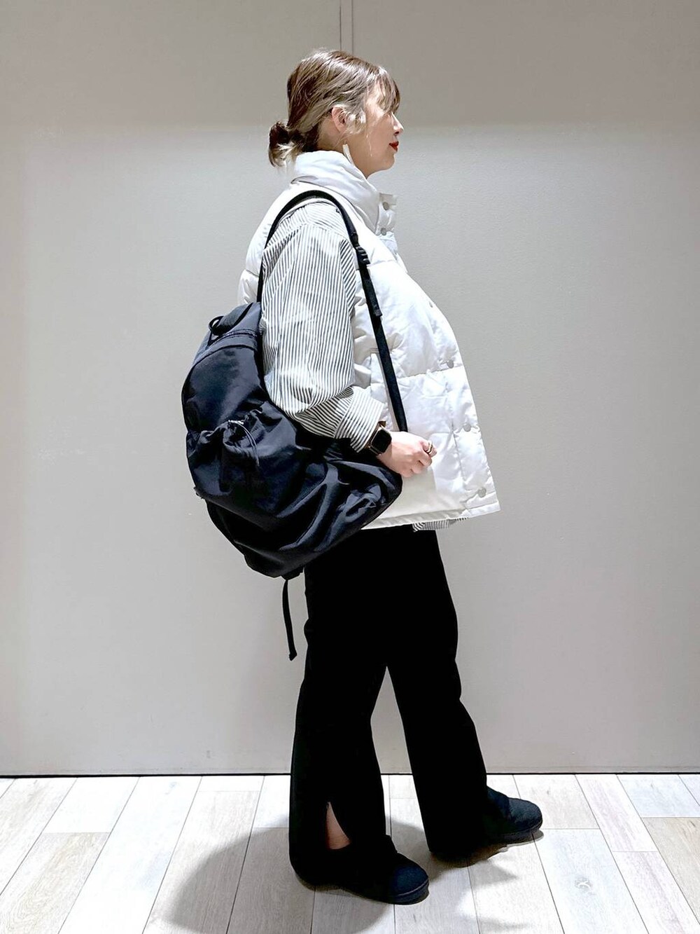 ブラック系のその他パンツ、ブラック系のその他シューズ、ブラック系のシャツ/ブラウスを着用したレディースの秋コーディネートの2枚目の写真