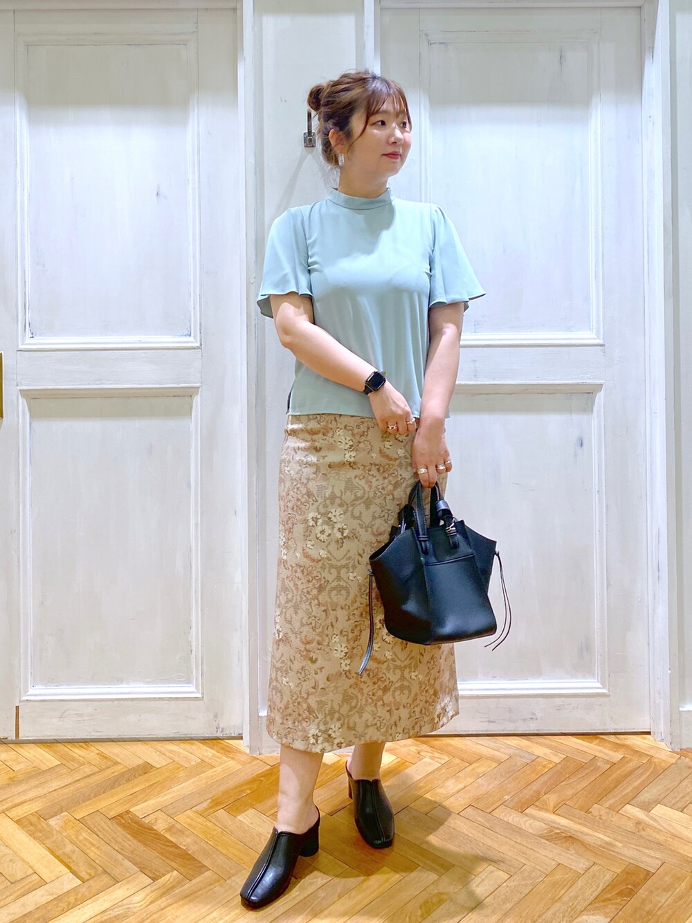 ブルー系のシャツ/ブラウス、ベージュ系のスカート、ブラック系のショルダーバッグを着用したレディースの夏コーディネートの2枚目の写真