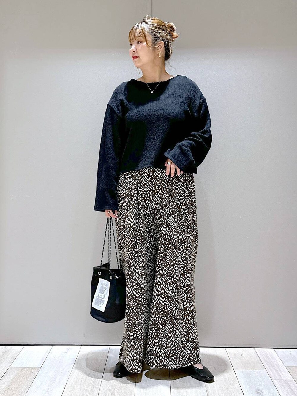 ブラック系のパンプス、ブラック系のTシャツ/カットソー、ブラック系のその他パンツを着用したレディースの夏コーディネートの3枚目の写真