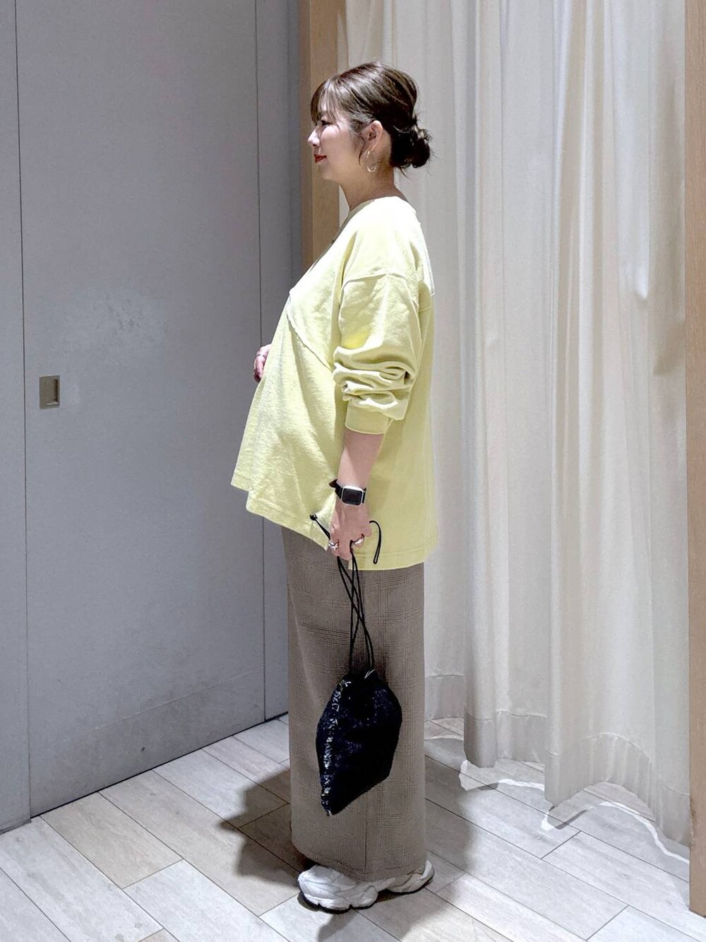 ブラウン系のその他パンツ、ブラック系のショルダーバッグを着用したレディースの秋コーディネートの4枚目の写真