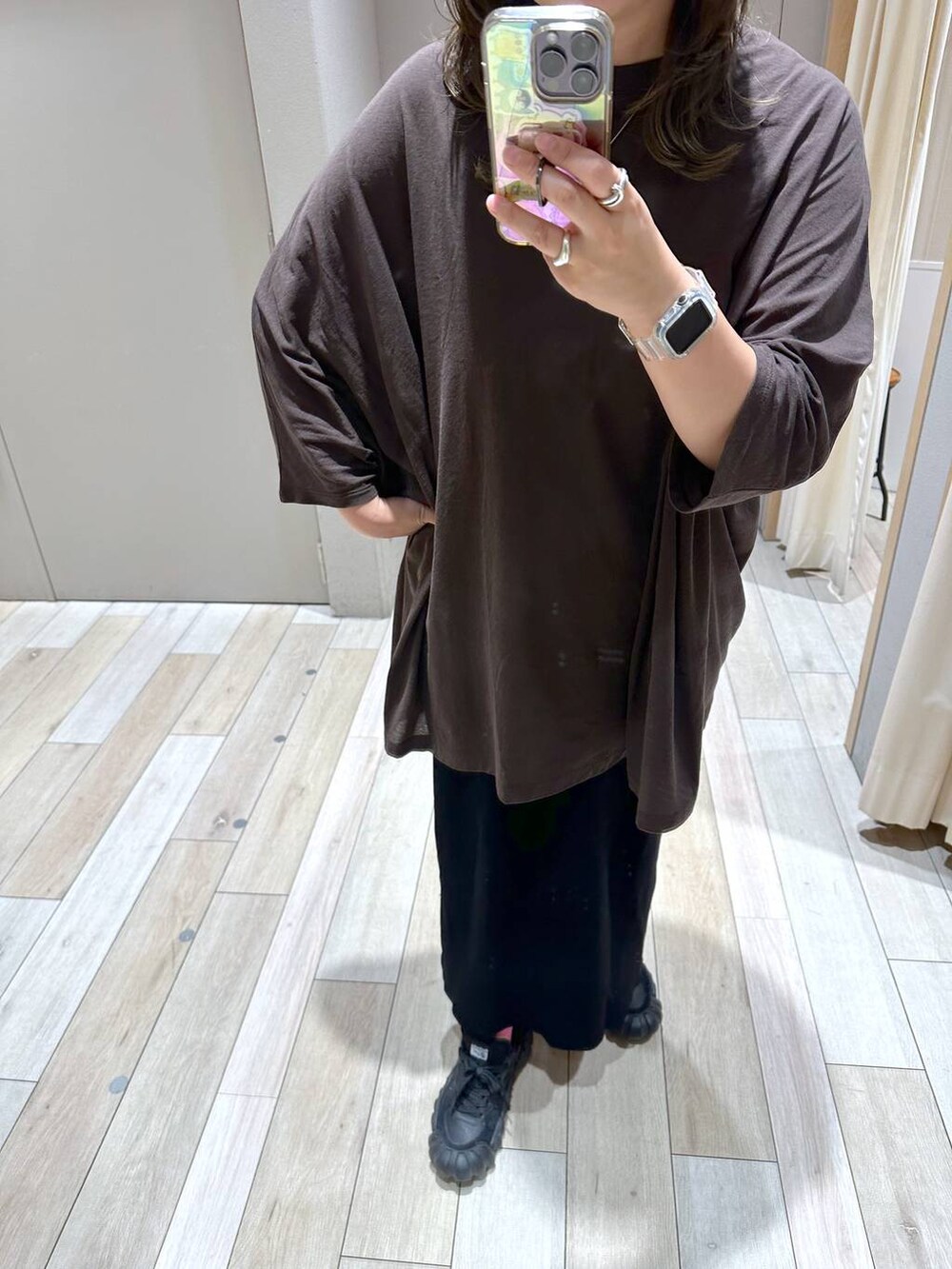 イエロー系のチュニック、ブラック系のスカート、パープル系のソックス/靴下を着用したレディースの夏コーディネートの2枚目の写真