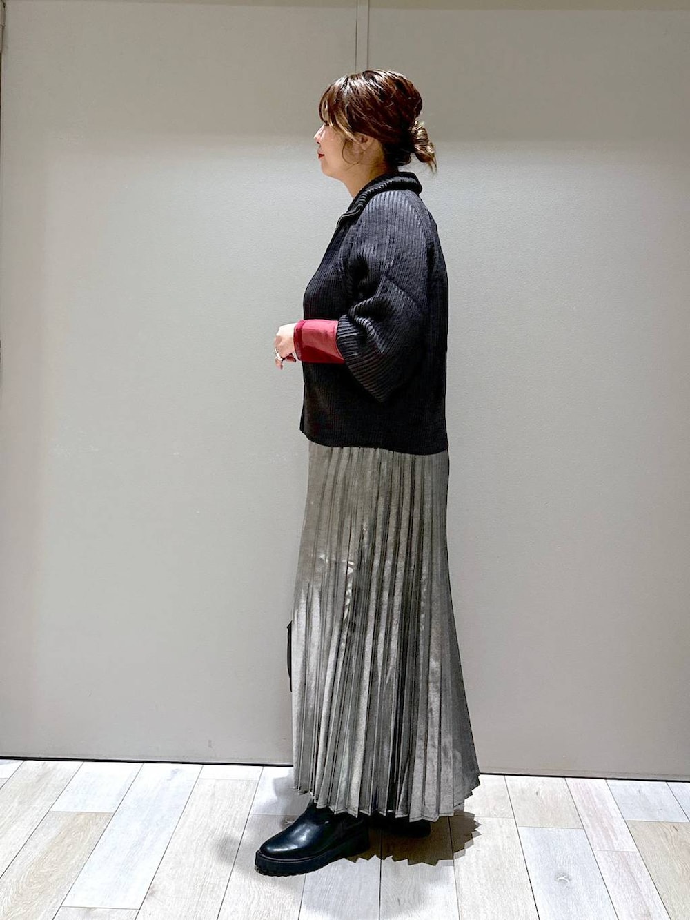 ブラック系のショルダーバッグ、ブラック系のカーディガン/ボレロ、ブラック系のブーツを着用したレディースの秋コーディネートの4枚目の写真