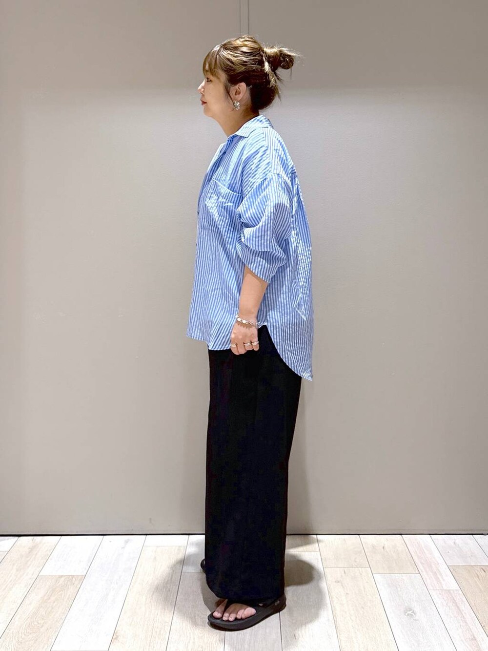 ブラック系のその他パンツ、ブラック系のショルダーバッグ、ブラック系のサンダルを着用したレディースの夏コーディネートの4枚目の写真