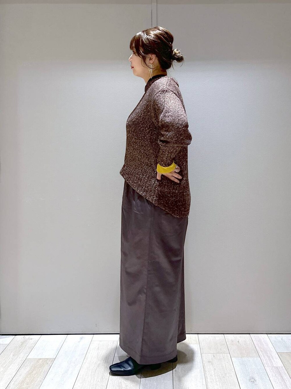 ブラック系のニット/セーター、グレー系のその他パンツ、ホワイト系のボストンバッグを着用したレディースの秋コーディネートの4枚目の写真