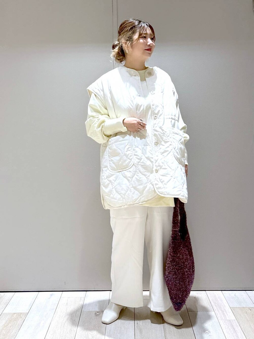 ホワイト系のその他アウター、ホワイト系のチュニック、ホワイト系のブーツを着用したレディースの秋コーディネートの4枚目の写真