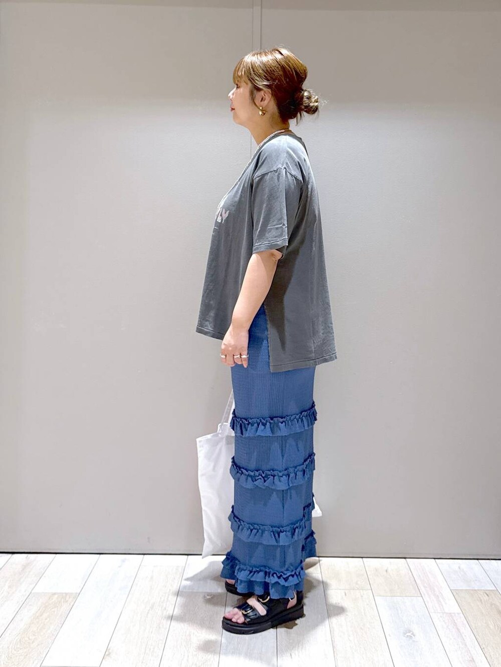 ブラック系のサンダル、ピンク系のトートバッグ、シルバー系のネックレスを着用したレディースの夏コーディネートの4枚目の写真