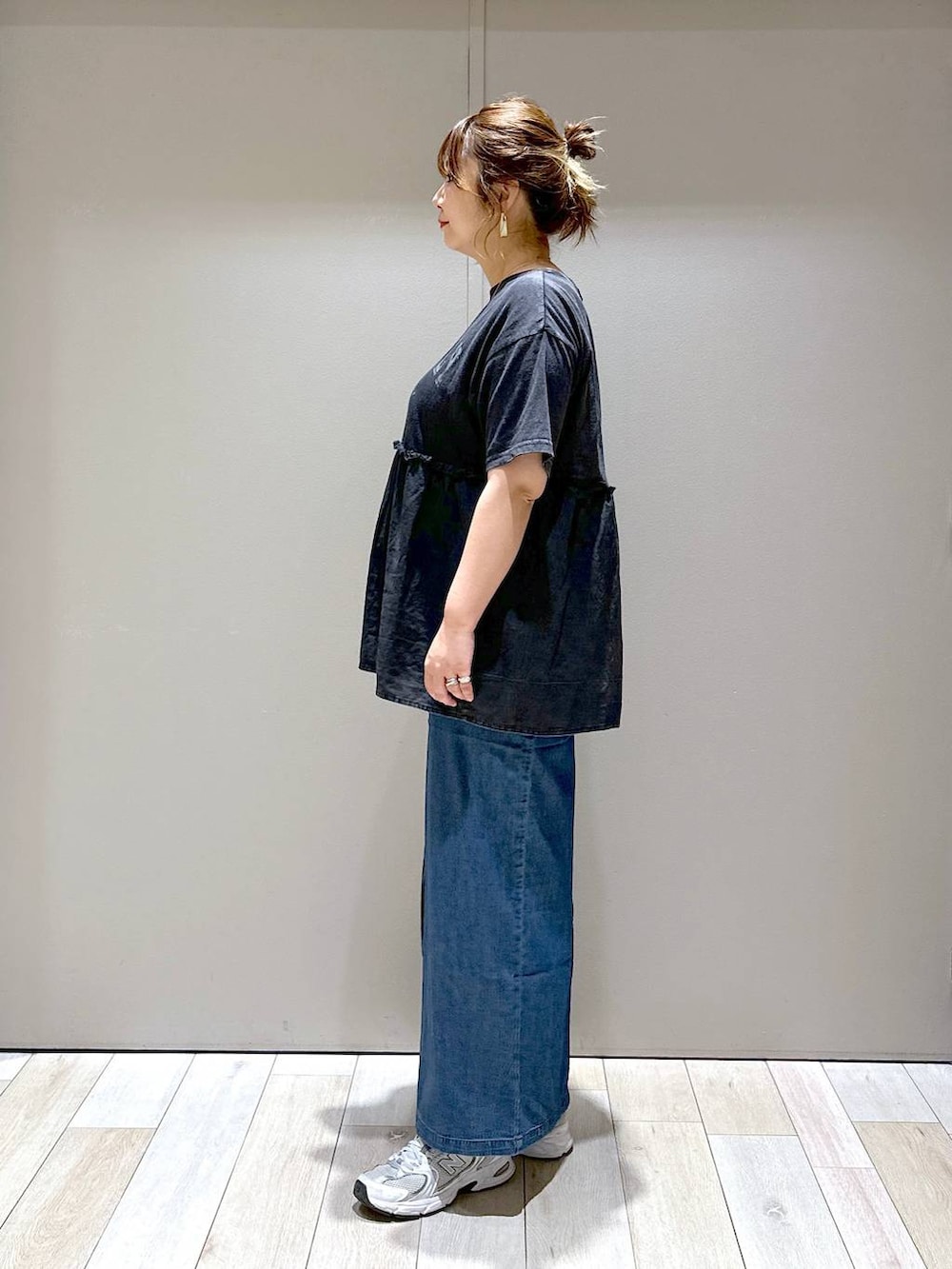 グレー系のTシャツ/カットソー、グレー系のトートバッグを着用したレディースの夏コーディネートの4枚目の写真